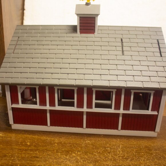 Breyer Stablemates Red Stable & 2 Horses Set - Picture 11 of 12